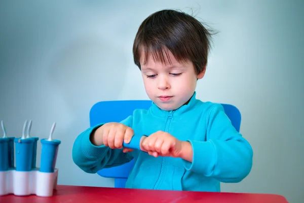 Mały chłopiec otwarcie domowej roboty lody — Zdjęcie stockowe