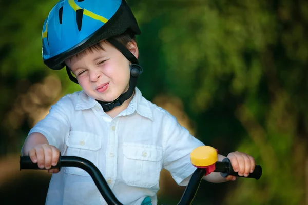 一个可爱的小男孩在一辆自行车的肖像 图库图片
