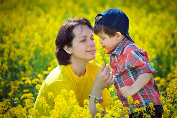 Matka i dziecko na łąka żółty — Zdjęcie stockowe