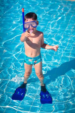 küçük bir çocuk havuzunda bir maske yüzme ve şnorkel ile ayakta