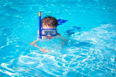 bir maske yüzme ve şnorkel bir havuzda küçük bir çocuk