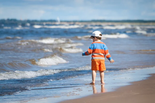 Liten pojke på sand beach — Stockfoto