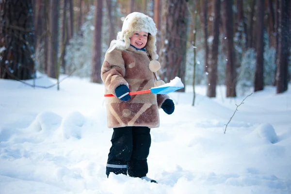 Porträtt av en liten pojke i en vinter skog — Stockfoto