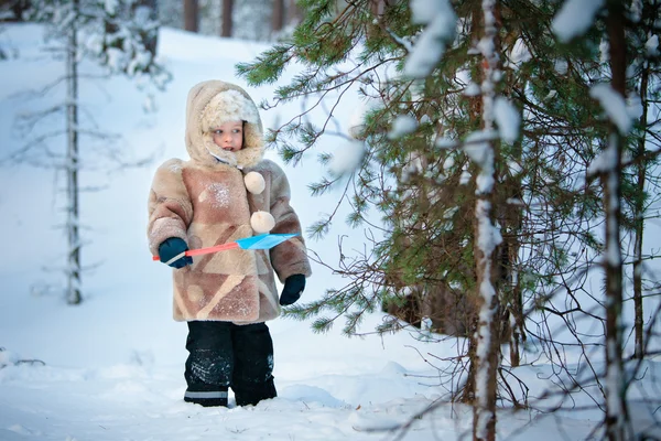 Πορτρέτο του ένα μικρό αγόρι σε ένα δάσος του χειμώνα — Φωτογραφία Αρχείου