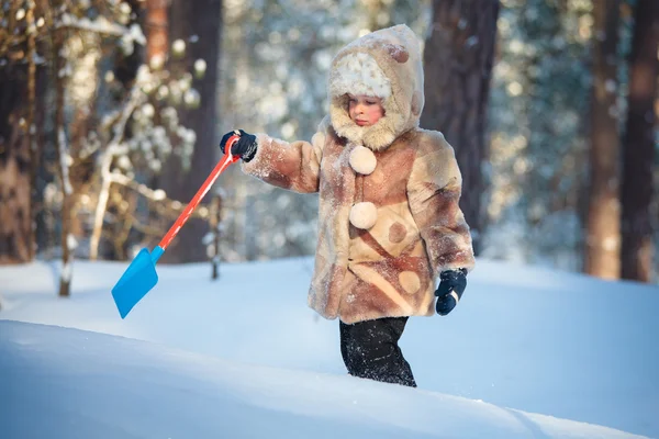 Portret małego chłopca w lesie zimą — Zdjęcie stockowe