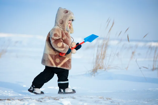 Маленький мальчик, идущий вдоль зимнего пляжа — стоковое фото