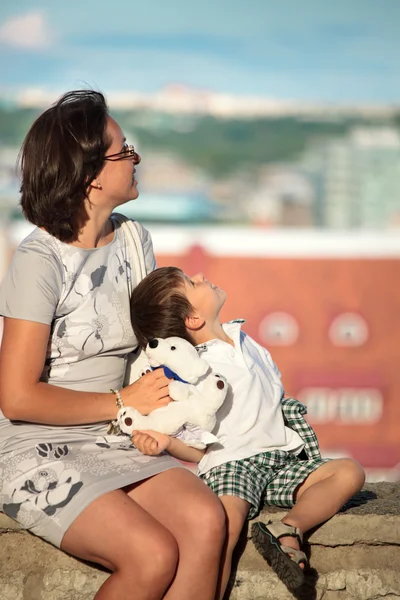 Mamma och hennes lilla son utomhus i staden — Stockfoto