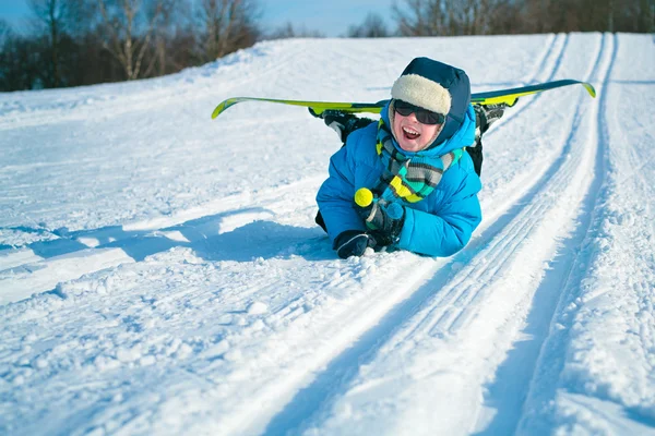 Jeune garçon avec ski de fond — Photo