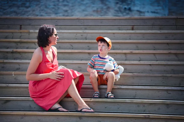 Mutter und ihr kleiner Sohn draußen in der Stadt — Stockfoto