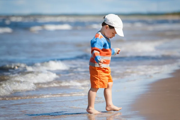Mały chłopiec w piaszczystej plaży — Zdjęcie stockowe