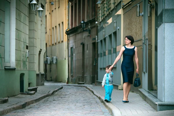 母亲和她的小儿子在城市中行走 — 图库照片