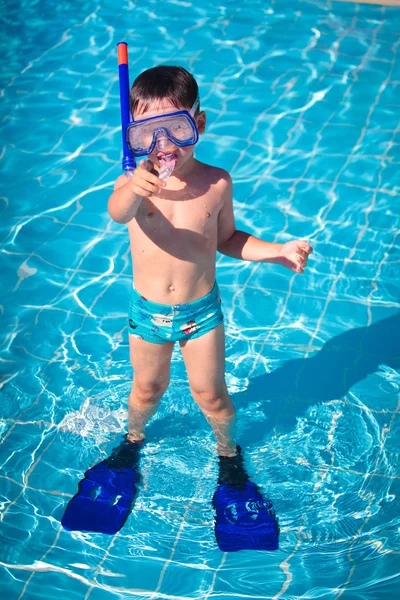 En liten pojke som står i en pool med simning mask och snorkel — Stockfoto