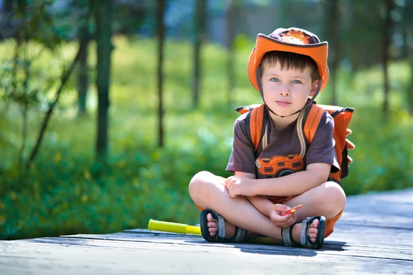 Portrét malého chlapce v létě lese — Stock fotografie
