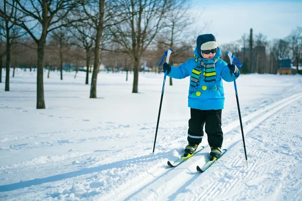 Bonito menino esquiando na cruz — Fotografia de Stock