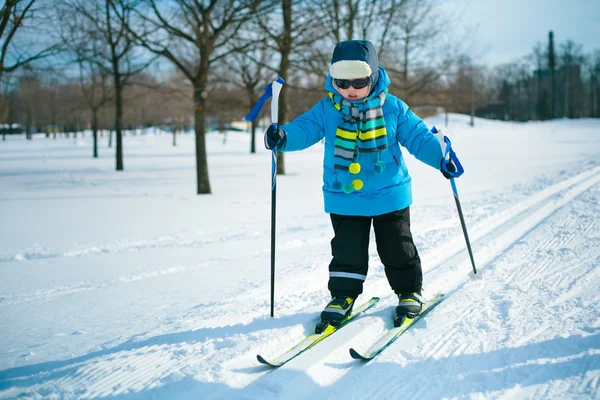 Милый маленький мальчик катается на лыжах на кресте — стоковое фото