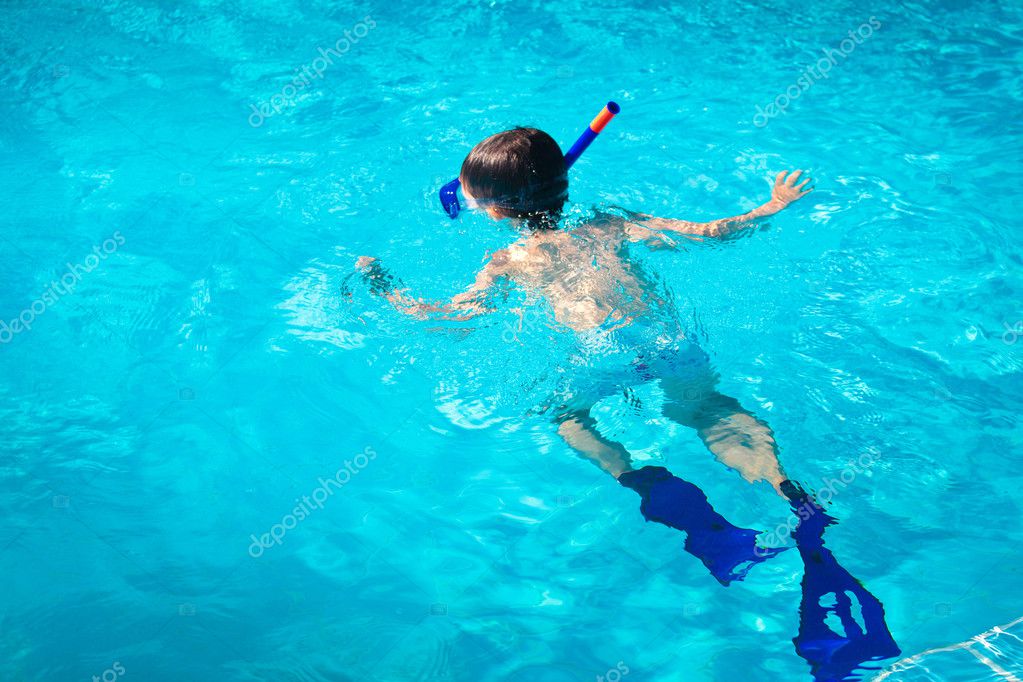 A little boy diving under water surface in a swimming pool — Stock ...