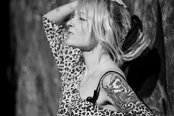 Chica con tatuaje — Foto de Stock