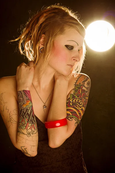 문신하는 여인 — 스톡 사진