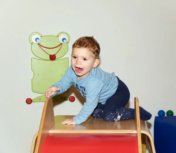 Kleine jongen op slipway — Stockfoto