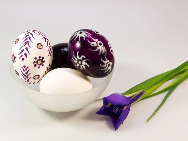 Iris çiçeği ile Paskalya yortusu yumurta — Stok fotoğraf