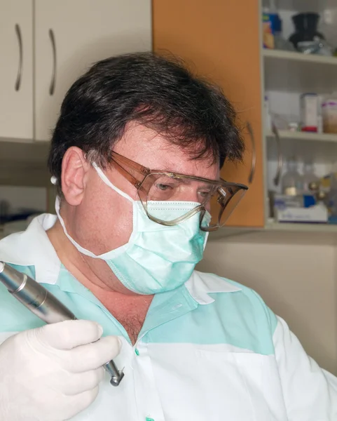 Стоматолог із свердлом — стокове фото
