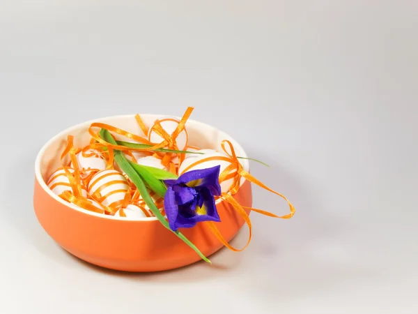 Oranžový velikonoční vajíčka s iris — Stock fotografie