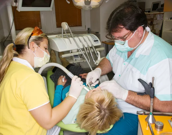 Diş ekibi ve hasta — Stok fotoğraf