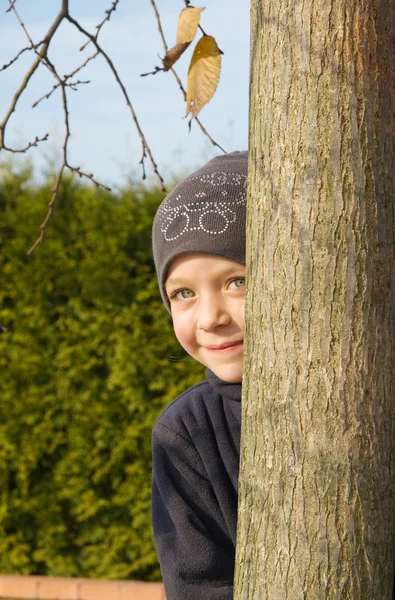 Girl playing hide-and-seek — Stock Photo, Image