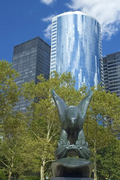 Eagle standbeeld in battery park — Stockfoto
