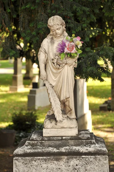 Smutna dziewczyna statua — Zdjęcie stockowe