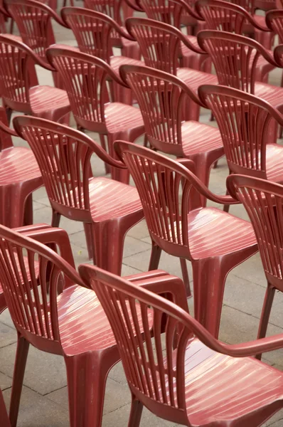 Rote Plastikstühle — Stockfoto