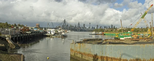 Panoramafoto van sydney dokken in de buurt van Neverland brug, sydney cbd op achtergrond — Stockfoto