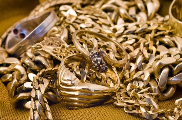 Золотые ожерелья — стоковое фото