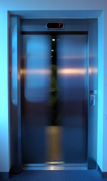 Закрытие двери лифта — стоковое фото