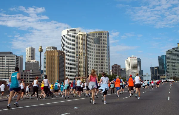 Arka planda Sydney maraton gökdelenler