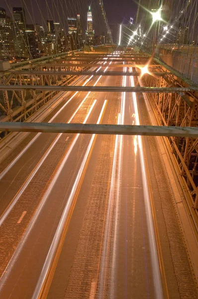 สะพานบรู๊คลินตอนกลางคืน — ภาพถ่ายสต็อก