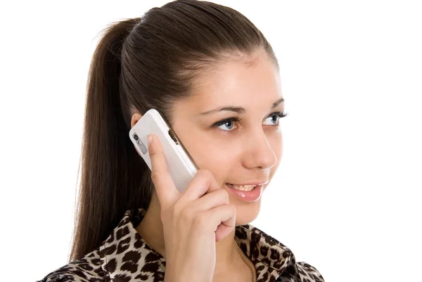 Молодая девушка разговаривает по белому телефону — стоковое фото
