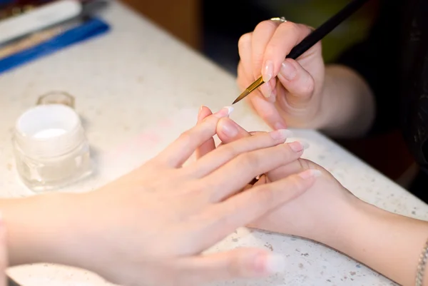 Manicure cliente tratamento no salão de beleza — Fotografia de Stock