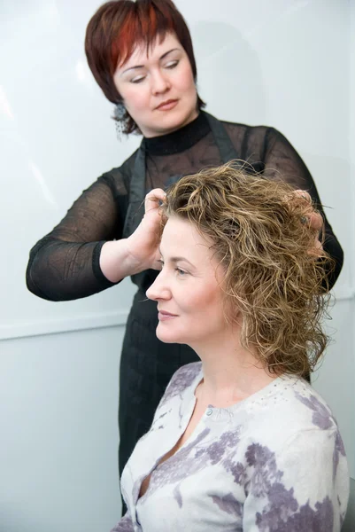 För den mogna kvinnan gör en frisörsal — Stockfoto