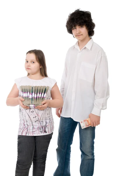 Το κορίτσι και το αγόρι με νομισματική σημειώσεις — Φωτογραφία Αρχείου