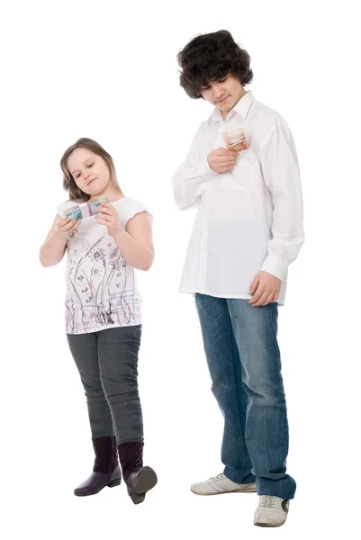 Guy y chica consideran el dinero — Foto de Stock