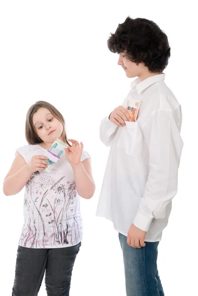 Хлопчик з дівчиною рахувати гроші — стокове фото