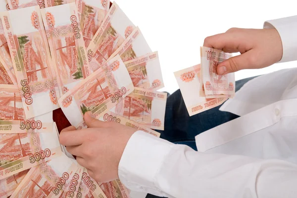 A pessoa em uma camisa branca reúne o dinheiro em uma mão — Fotografia de Stock