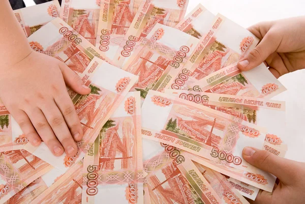 Las manos sosteniendo billetes rusos — Foto de Stock