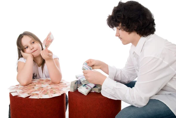 Chico con chica considerar un montón de dinero — Foto de Stock