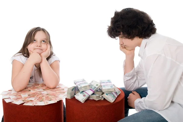 Chico con chica considerar un montón de dinero — Foto de Stock