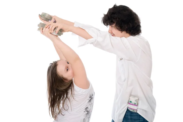 10 代の若者はお金を分割します。 — ストック写真