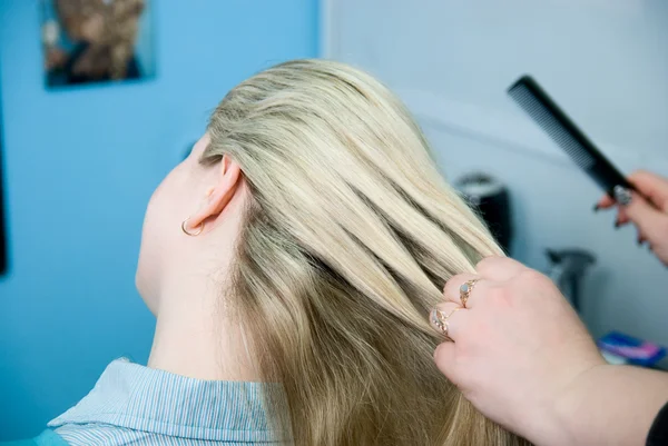 Cabeleireiro faz estilo de cabelo para a mulher por ancinho-pente — Fotografia de Stock