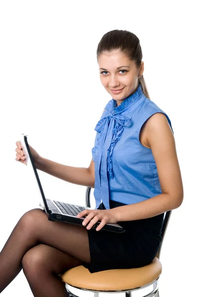Retrato de una hermosa joven con computadora portátil —  Fotos de Stock