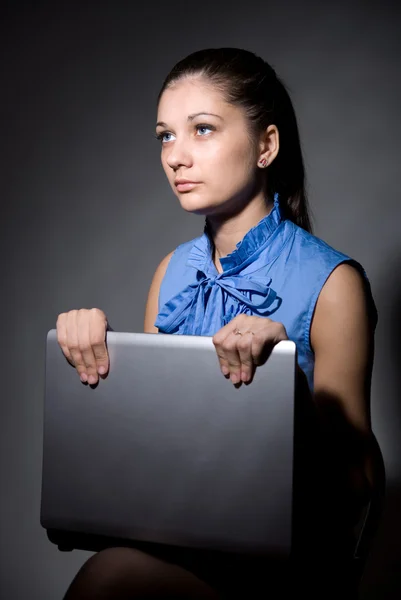 一个美丽的年轻女孩与便携式计算机的肖像 — 图库照片